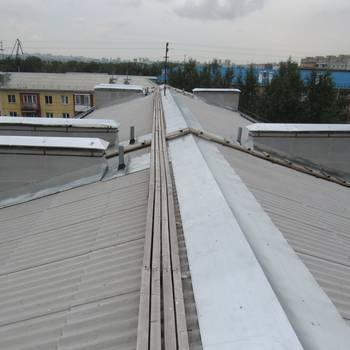 Завершается ремонт крыши в доме на проспекте Красноярский рабочий, 70